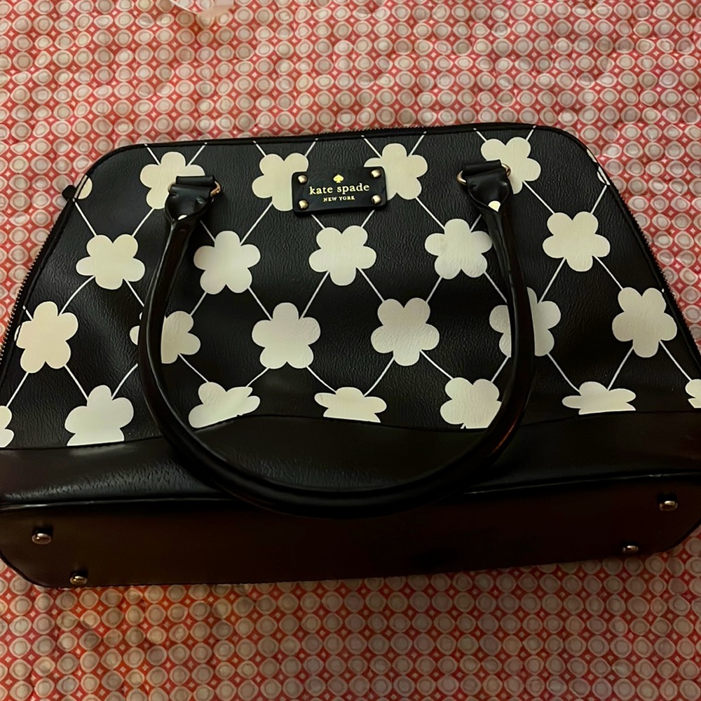 Kate Spade Black and White Floral Domed purse! Zip around design. EUC